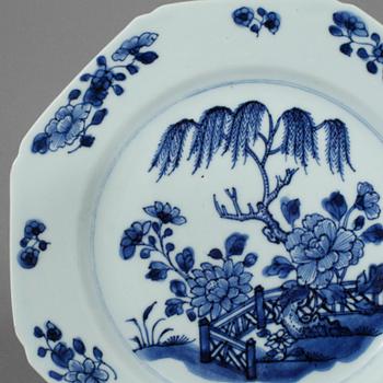 TALLRIKAR, 3 st, porslin, Kina, Kangxi samt Qianlong, 1700-tal.