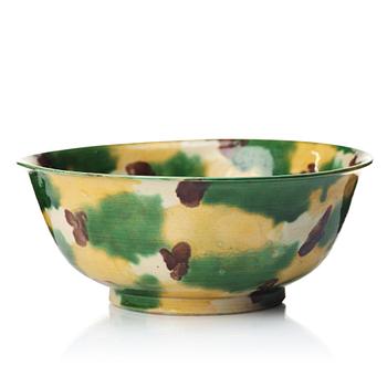 696. An egg and spinach bowl, Qing dynasty, Kangxi (1662-1722).