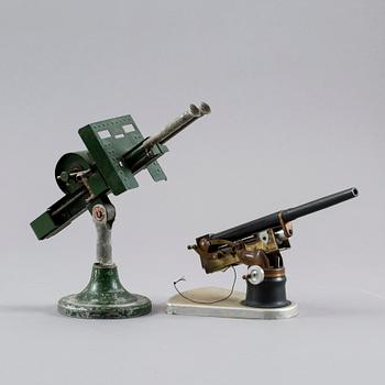 A SET OF TWO ANTI AIRCRAFT GUN ONE FROM "ASTRA PHAROS" MADE IN ENGLAND. 1900-talets mitt.