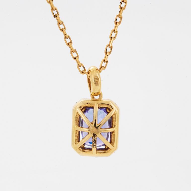 An 18K gold necklace set with a faceted tanzanite.