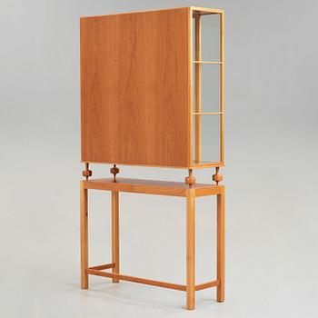 Josef Frank, vitrinskåp, Firma Svenskt Tenn, modell 2077.