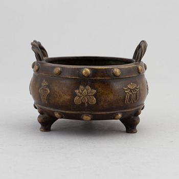 A Qing dynasty incense burner, 19th century.
