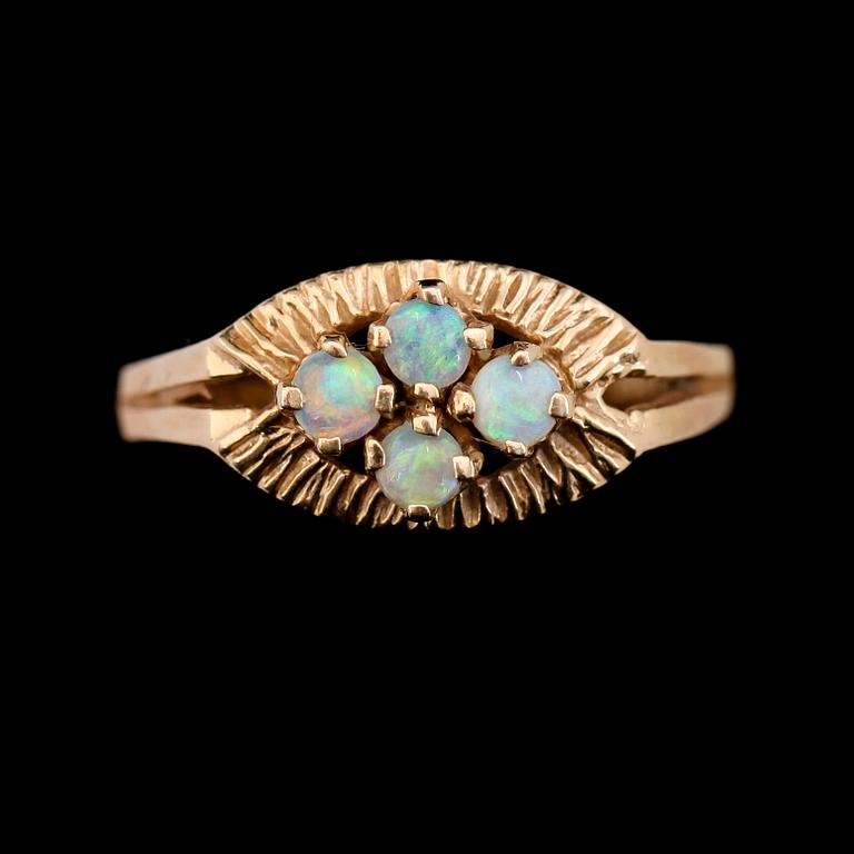 RING, 14K guld och opaler. Total vikt ca 3 g.