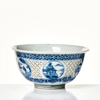 A blue and white bowl, Qing dynasty, Kangxi (1662-1722).