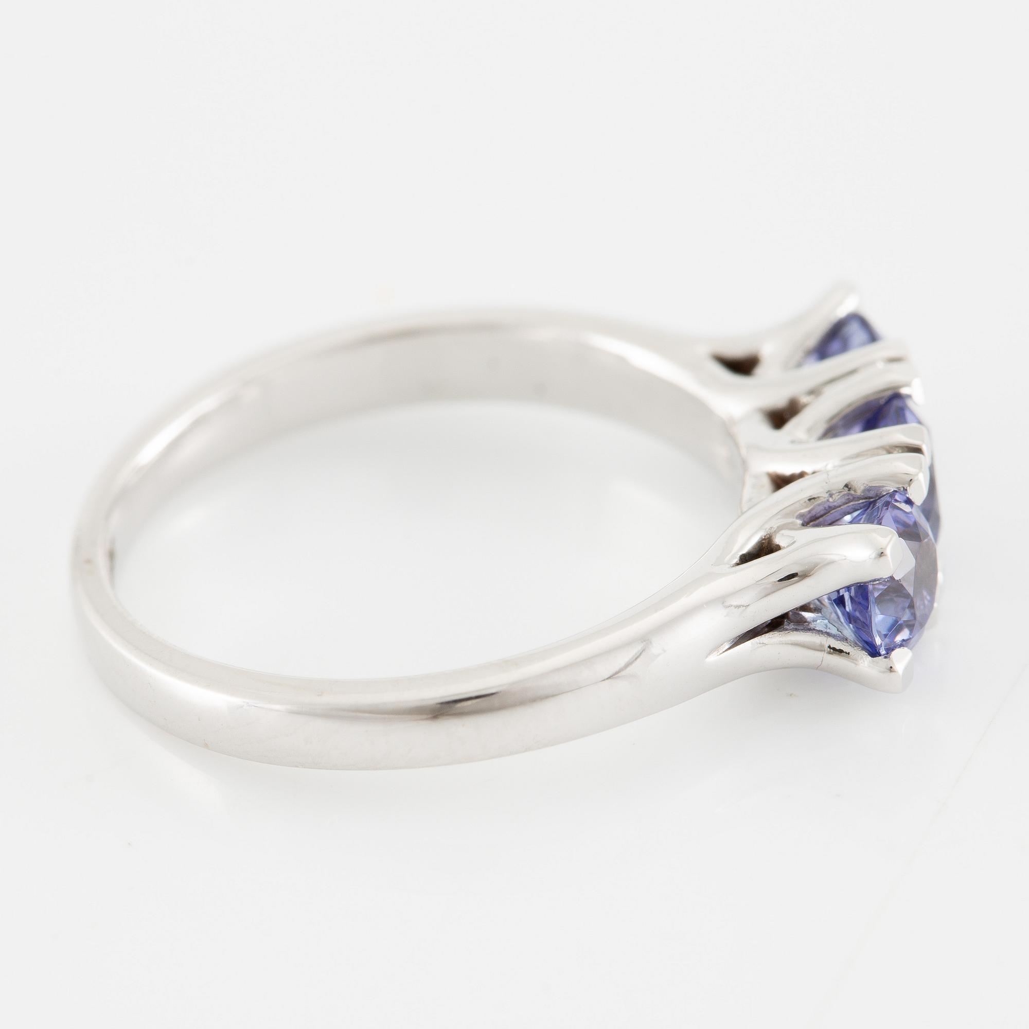 Ring 14K white gold with three tanzanites.