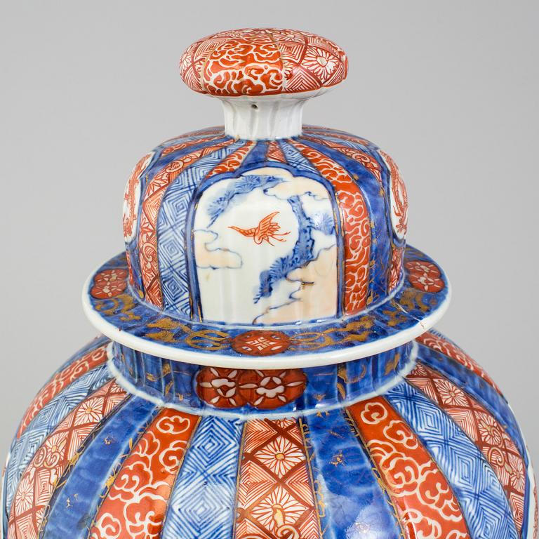 A JAPANESE JAR AND COVER, Imari, first half of the 20th century.