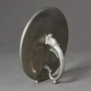 HANDSPEGEL/BORDSSPEGEL, Tenn, CG Hallberg, 1900-talets första hälft.