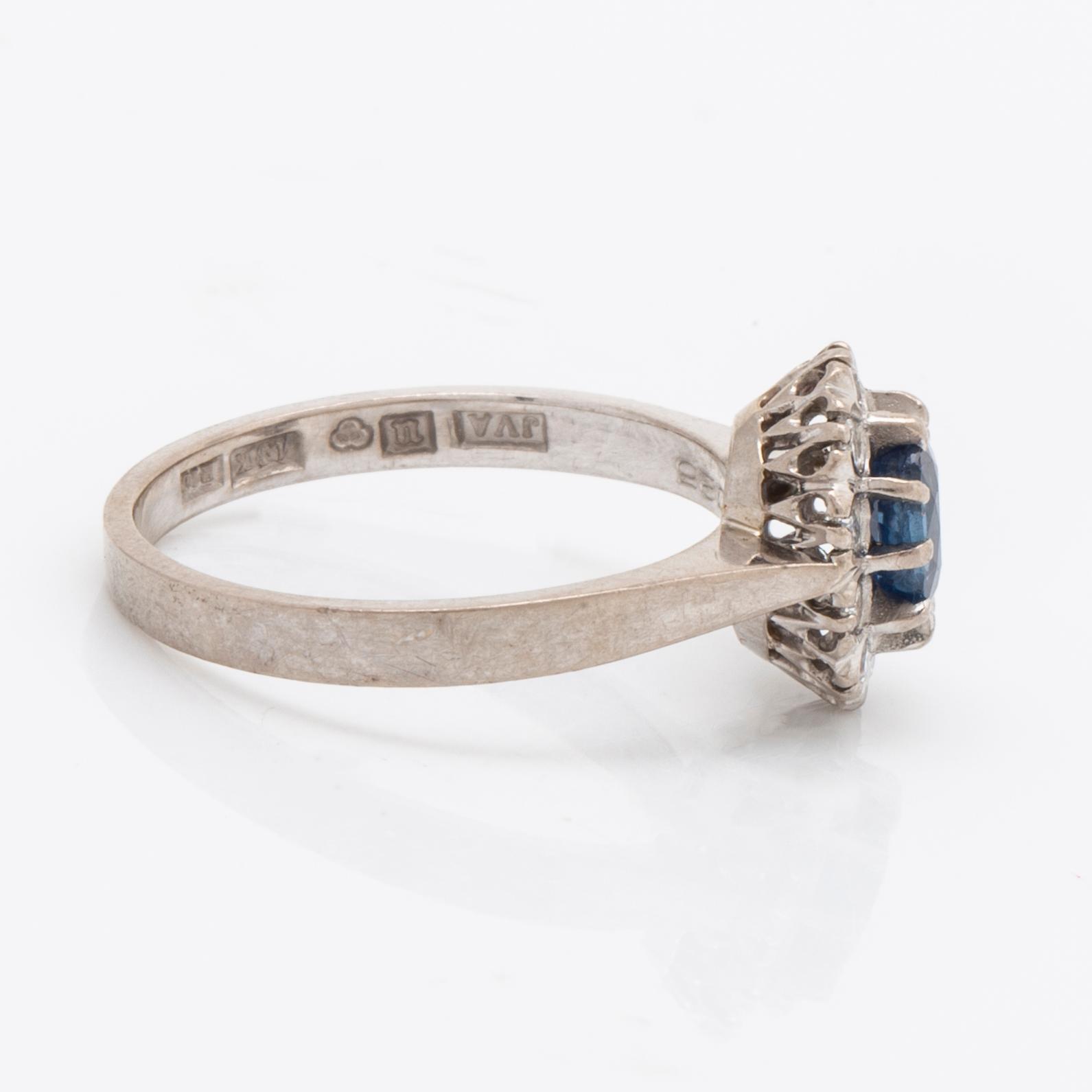 Ring 18K vitguld med 1 safir 0,77 ct och briljanter 0.23 ct enligt gravyr, Juvelia Uppsala 1991.