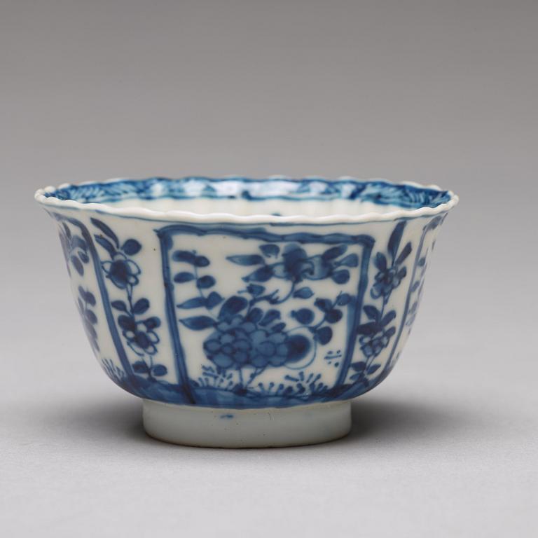 Seven matched blue and white cups with four dishes, Qing dynasty, Kangxi (1662-1722).
