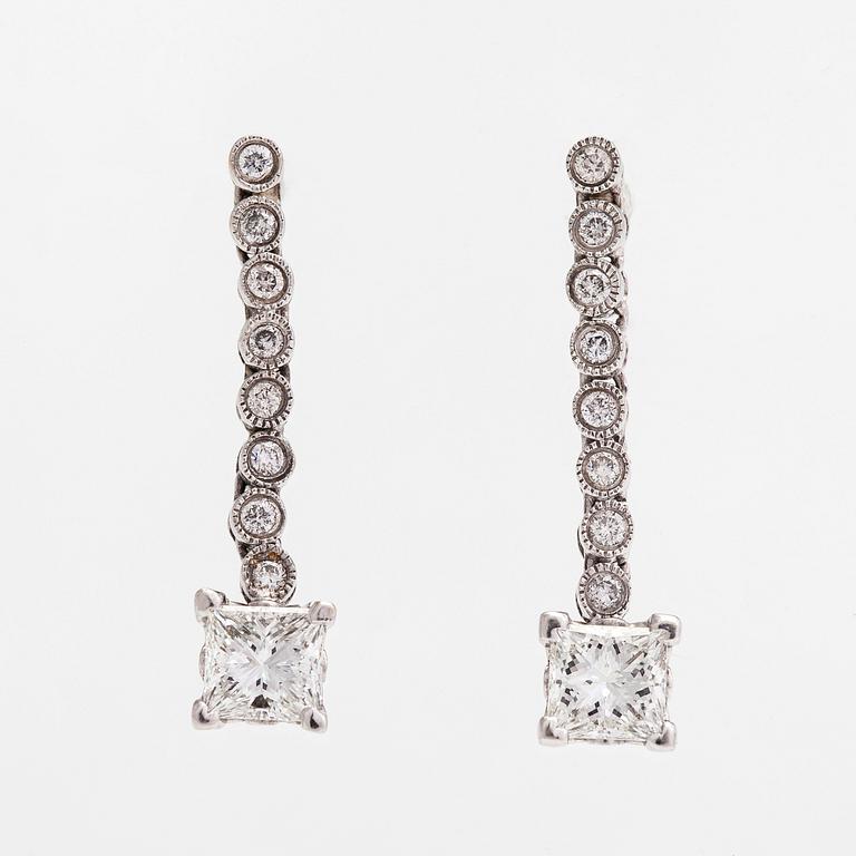 A pair of 18K whitegold earrings with princess-  and brilliantcut diamonds approx 1.26 ct in total.