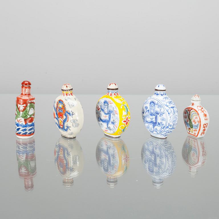 SNUSFLASKOR, 2 st, porslin samt SNUSFLASKOR, 3 st, emaljerad koppar, Kina 1900-tal.