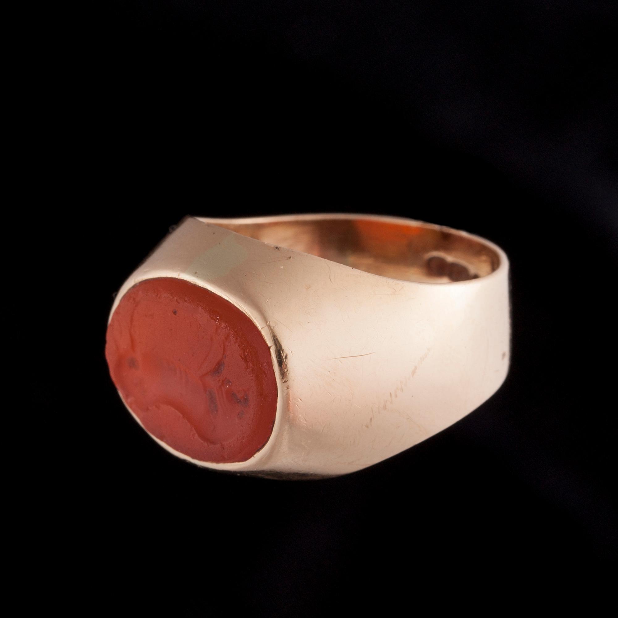 RING, 14K guld, graverad karneol. Gravfynd från Mykene, ringen gjord i Finland. Vikt ca 7,4 g.