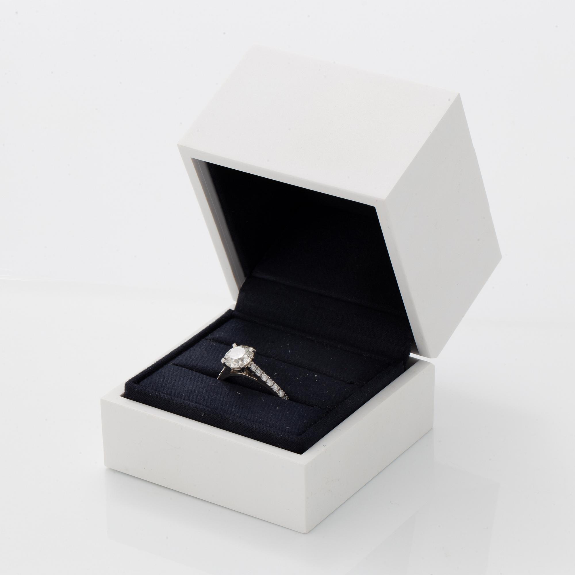 Round brilliant-cut diamond ring, De Beers, with GIA-certificate.