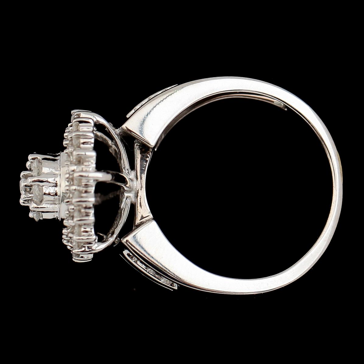 RING, 10 k vitguld, briljant- och baguettslipade diamanter tot ca 1.00 ct. Vikt ca 6,8 g.