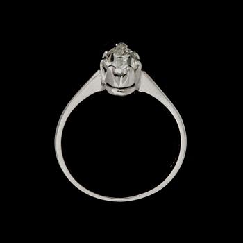 RING, 18 k vitguld med droppslipad diamant ca 0,85 ct. Vikt ca 2,7 g.