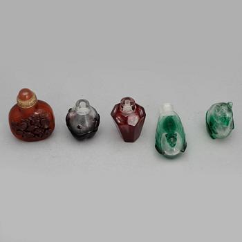 SNUSFLASKOR, 5 st, främst pekingglas, Kina, 1900-tal.