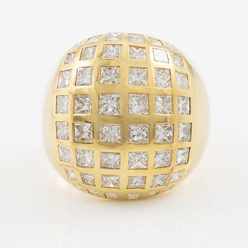 Ring 18K gold bombe model with princess-cut diamonds.