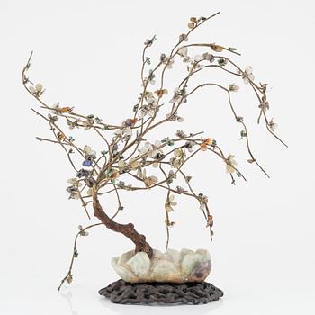 A decorative sculpture of a tree, made from nephrite, quartz, turkoise and lapis lazuli. China, 20th Century.