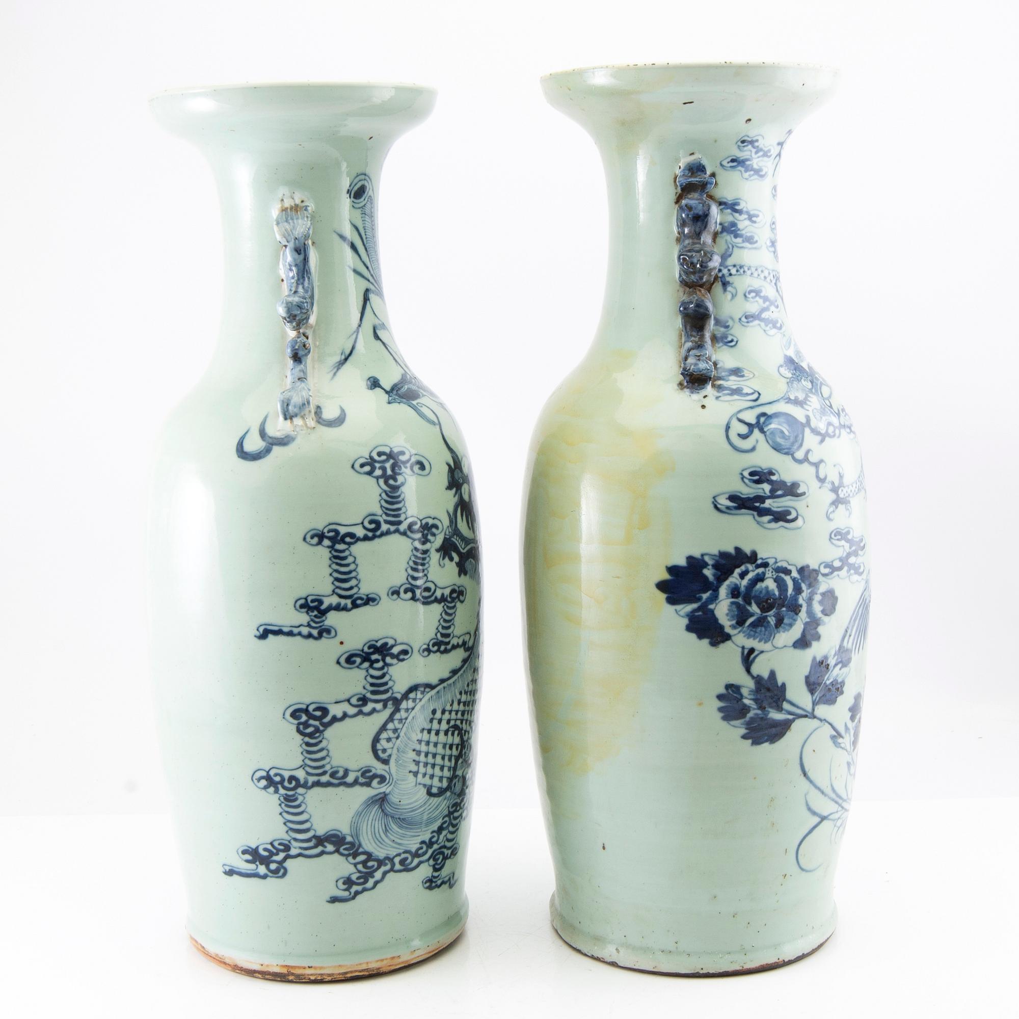 A pair of large Chinese vases, late Qing dynasty/early 20th century.