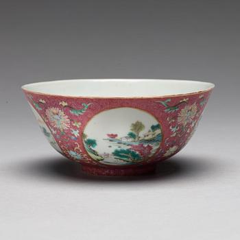 SKÅL, porslin. Qingdynastin med Qianlongs märke i rött.