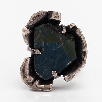Reino Saastamoinen, Ring, sterlingsilver och spektrolit. Helsingfors 1970.