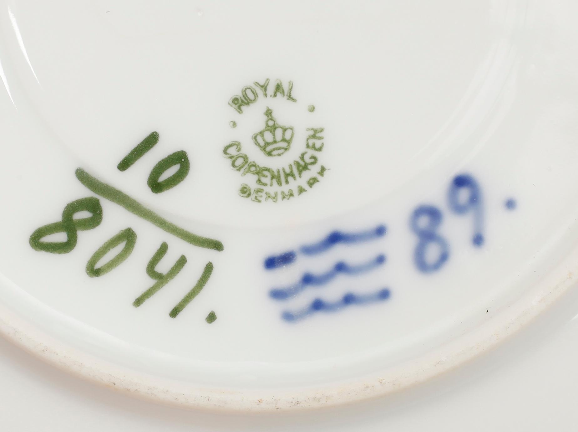 SERVISPORSLIN, ca 20 snarlika delar,  "Blå Blom", Royal Copenhagen.