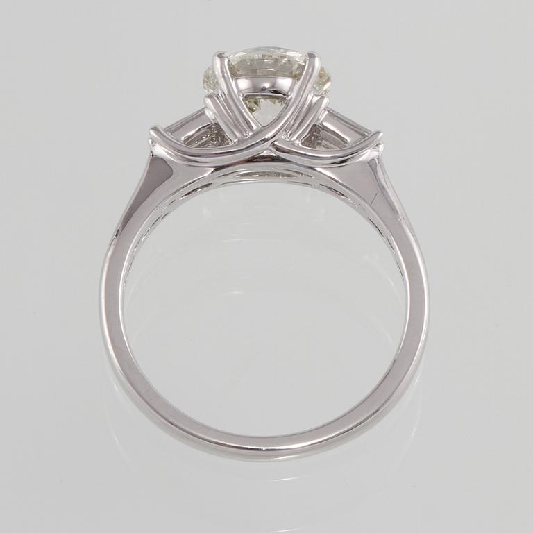 RING, 18K vitguld med briljantslipad diamant 2.00 ct samt 4 baguettslipade diamanter 0.31 ct. Vikt 4,5 gram.