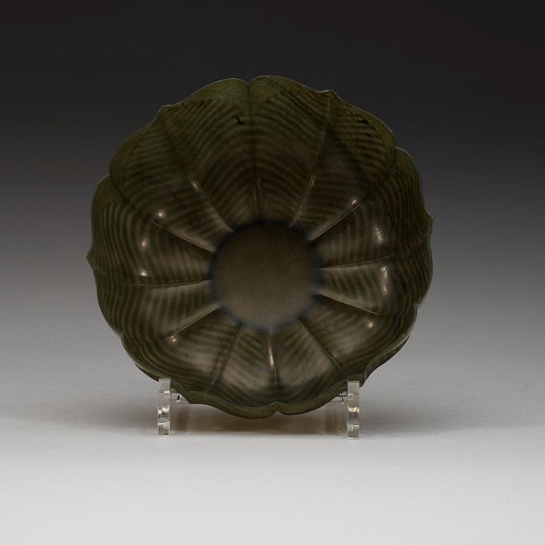 A thinly-carved translucent spinach jade of lobed and barbed hexafoil form, Qing dynasty
19th century.