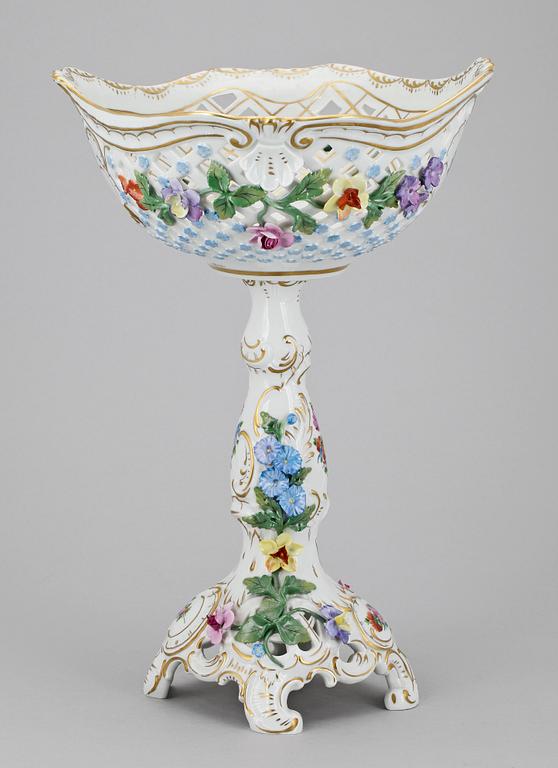 PRAKTSKÅL, porslin, rokokostil, Dresden, 1900-talets mitt.