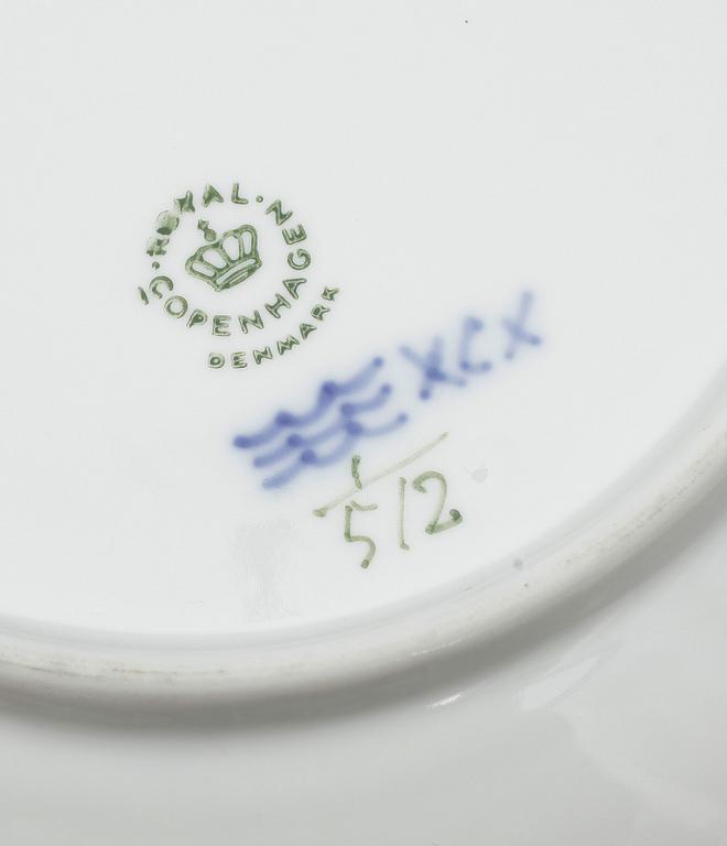 MATSERVIS, porslin 84 delar, "Musselmalet" Royal Copenhagen samt Bing & Gröndahl, Danmark, 1900-tal.