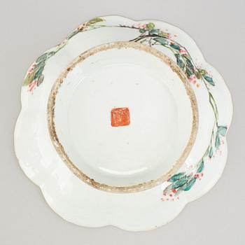 A chinese famille rose footed dish. Qingdynasty, late 19th century.