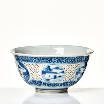 A blue and white bowl, Qing dynasty, Kangxi (1662-1722).