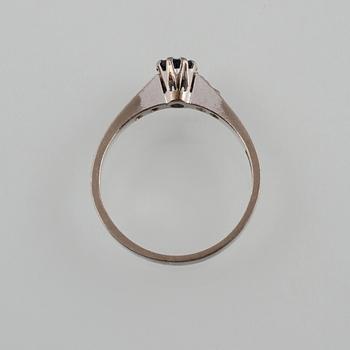 RING, 18K vitguld med blå safir samt 6 åttkantslipde diamanter, Bims Guldsmide, Göteborg, 1941. Vikt  2,5 gram.