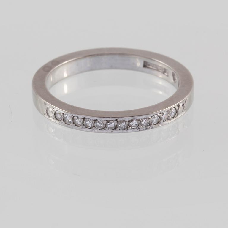 RING, 18K vitguld med åttkantslipadediamanter 0.10 ct, Gustav Dahlgren & Co, Malmö, 1961. Vikt 3,4 gram.