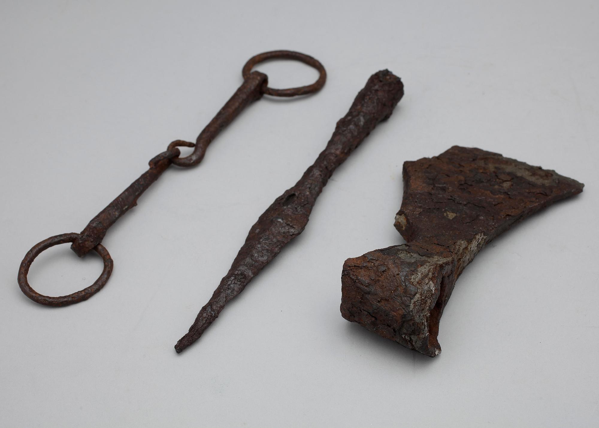 FORNFÖREMÅL, 3 st, järn, troligen järnålder/vikingatid.