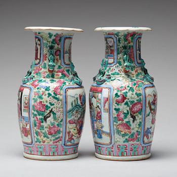 VASER, ett par, porslin. Qingdynastin, 1800-tal.