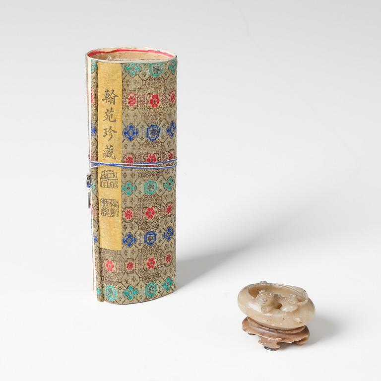 Penselbad soapstone, presentationsask för Hu Kaiwen med en målning signerad Lushu, sen Qingdynasti, 1900.