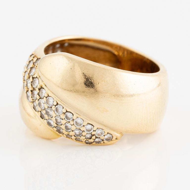 Ring in 18K gold set with round brilliant-cut diamonds.