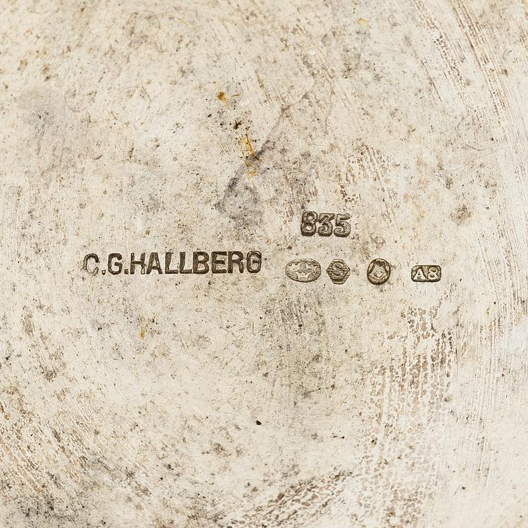 A silver coffee pot, cream jug and sugar bowl, Swedish import mark of CG Hallberg, Stockholm 1927.