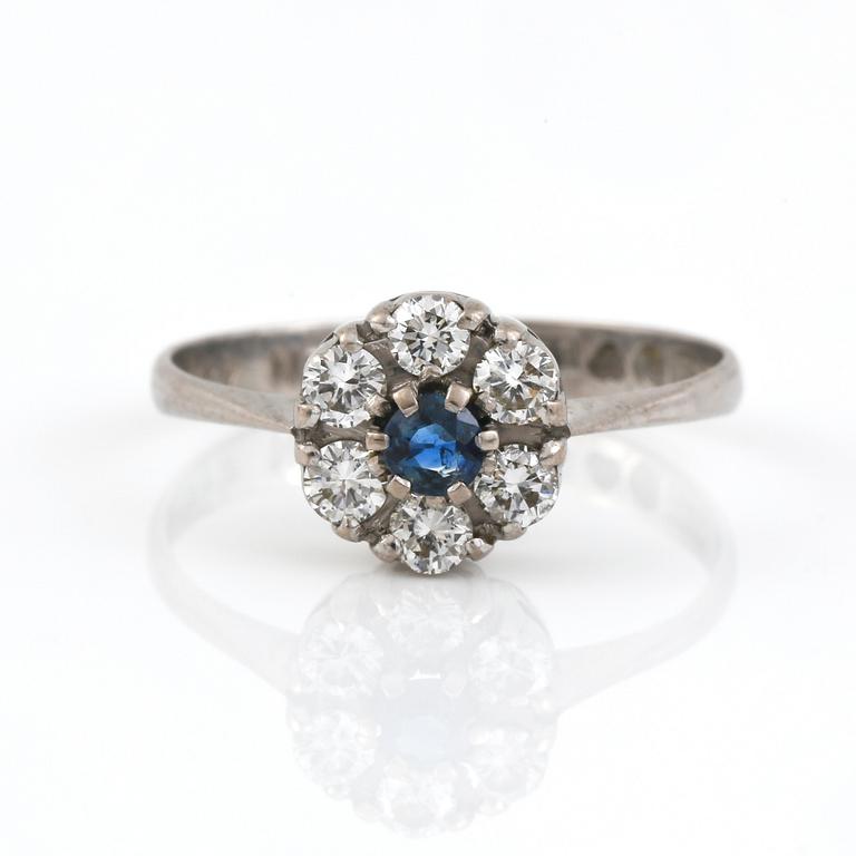 RING, 18K vitguld, safir tot ca 0,10 ct och diamanter tot 0,30 ct, Svedboms, Vetlanda 1981. Vikt 1,95 g.