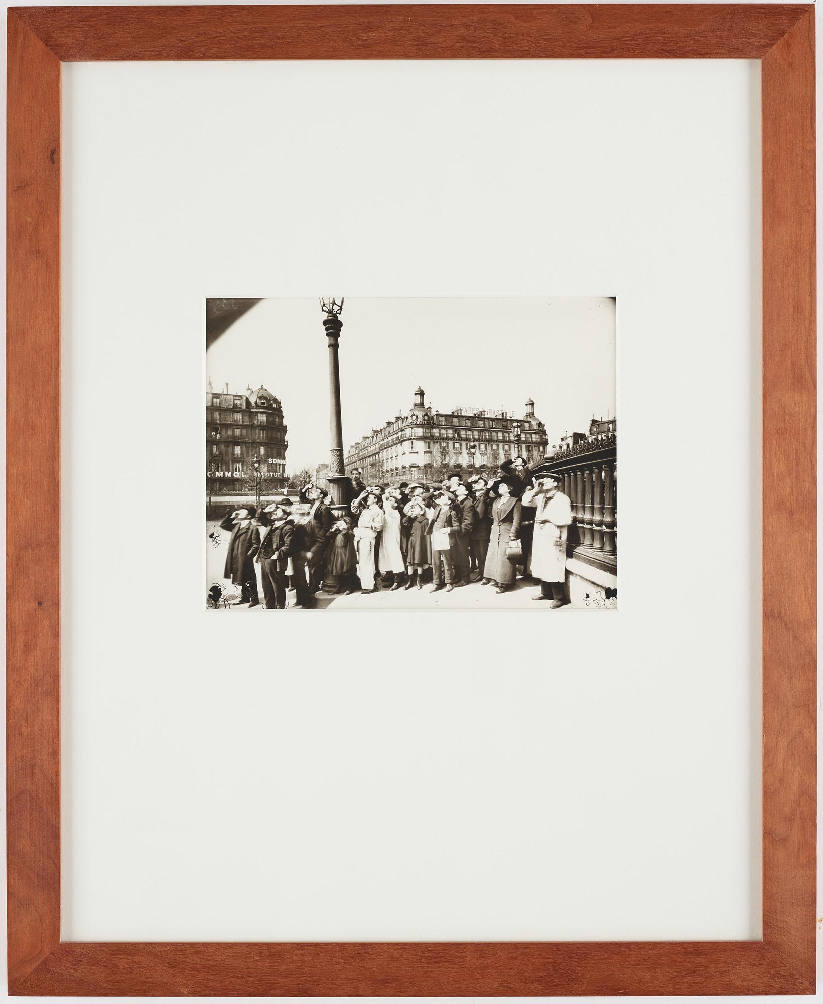 Eugène Atget, "L'Eclipse, Place de la Bastille", 1912.