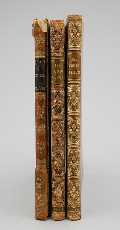 BÖCKER, 3 vol, bla "Apollon et les Muses", de LÍmprimerie d´a Egron, Rue des Noyers, no 49. Troligen tidigt 1800-tal.