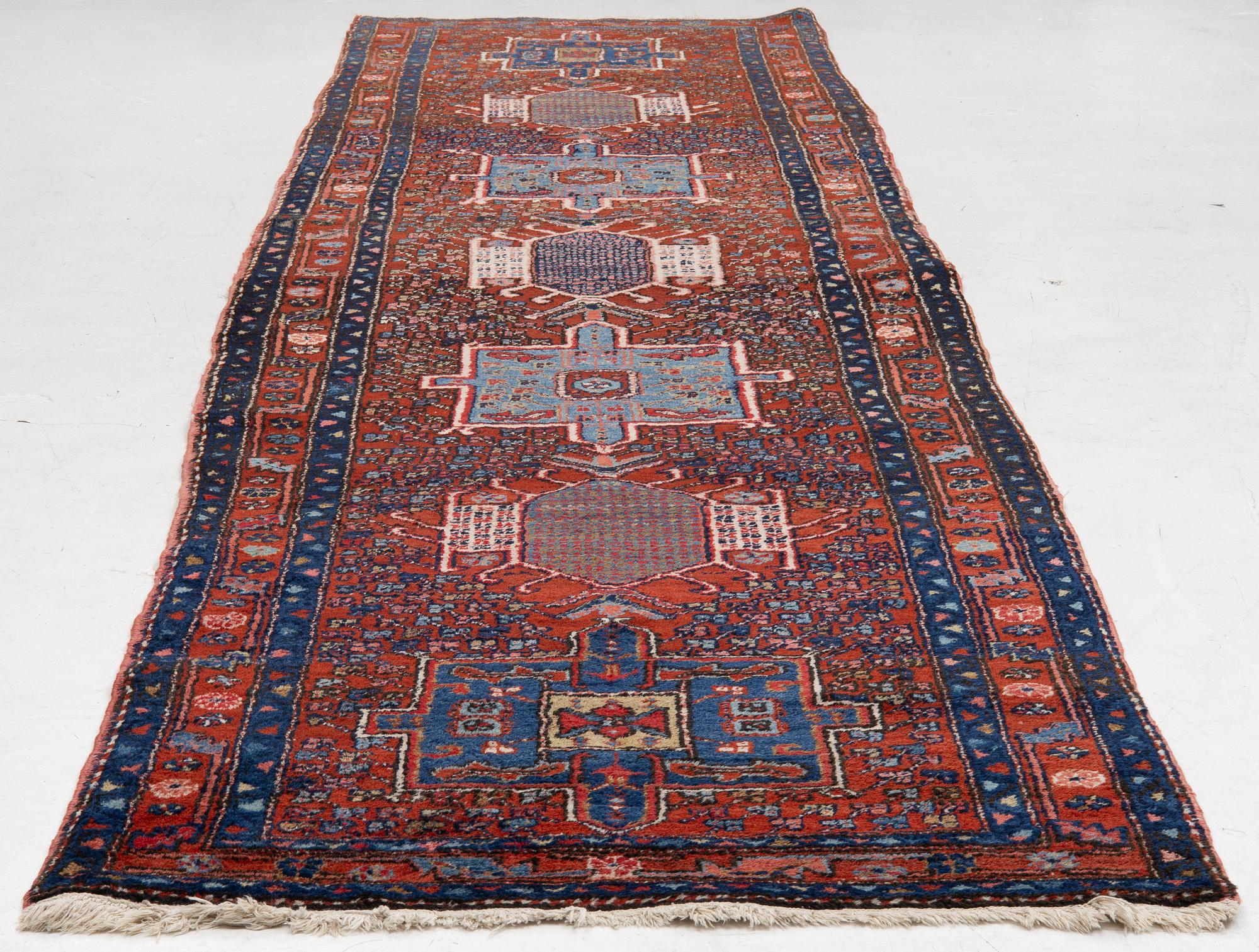 A runner carpet, 435 x 108 cm.