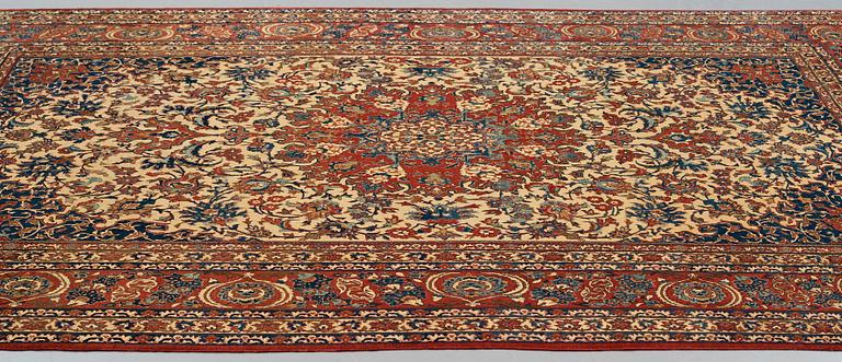 A CARPET, a semi-antique Esfahan, ca 334 x 237,5 cm.