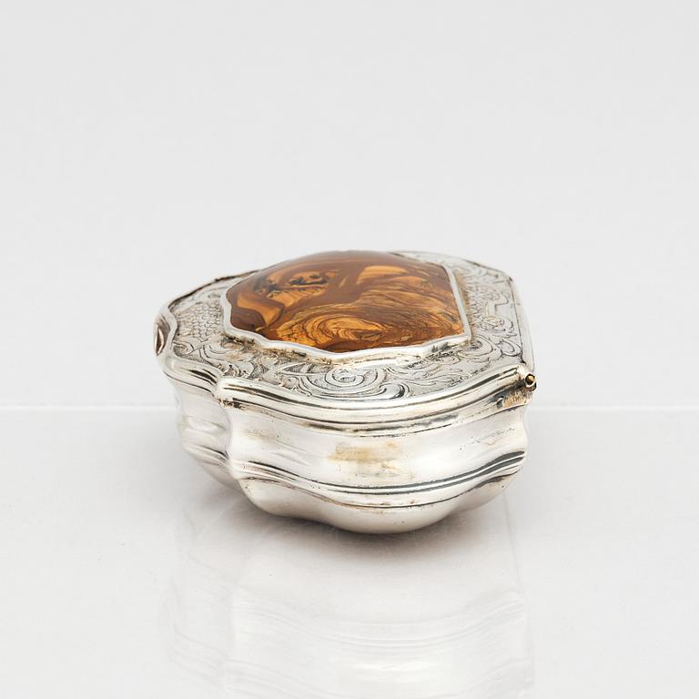 Snusdosa, delvis förgyllt silver och agat, oidentifierad mästarstämpel, mitten 1700-talet. Rokoko.