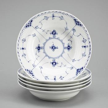 SERVISDELAR, 9st , porslin, "Musselmalet", Royal Copenhagen, 1900-talets andra hälft.