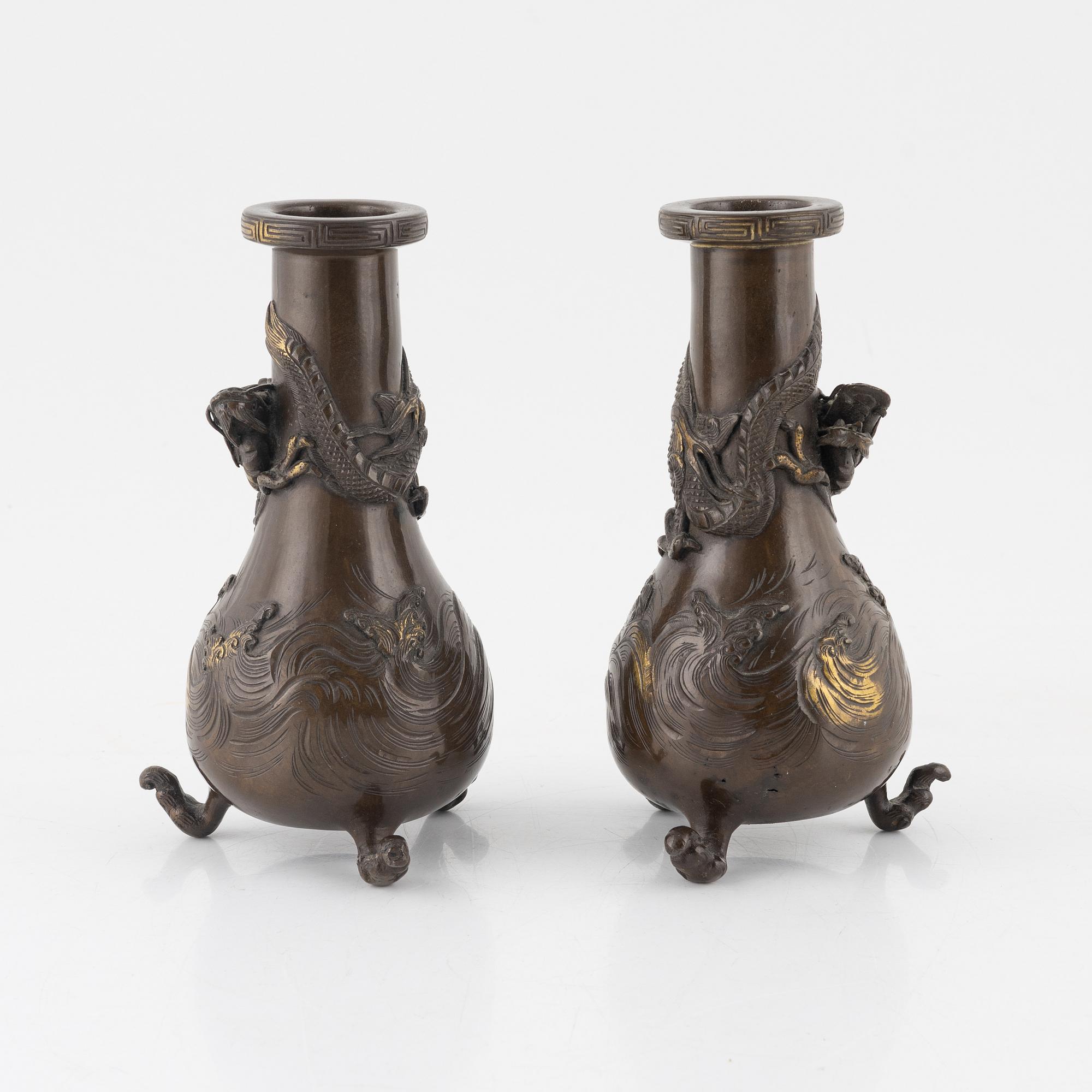 Vaser, ett par, brons, Japan, Meiji (1868-1912). Signerade.