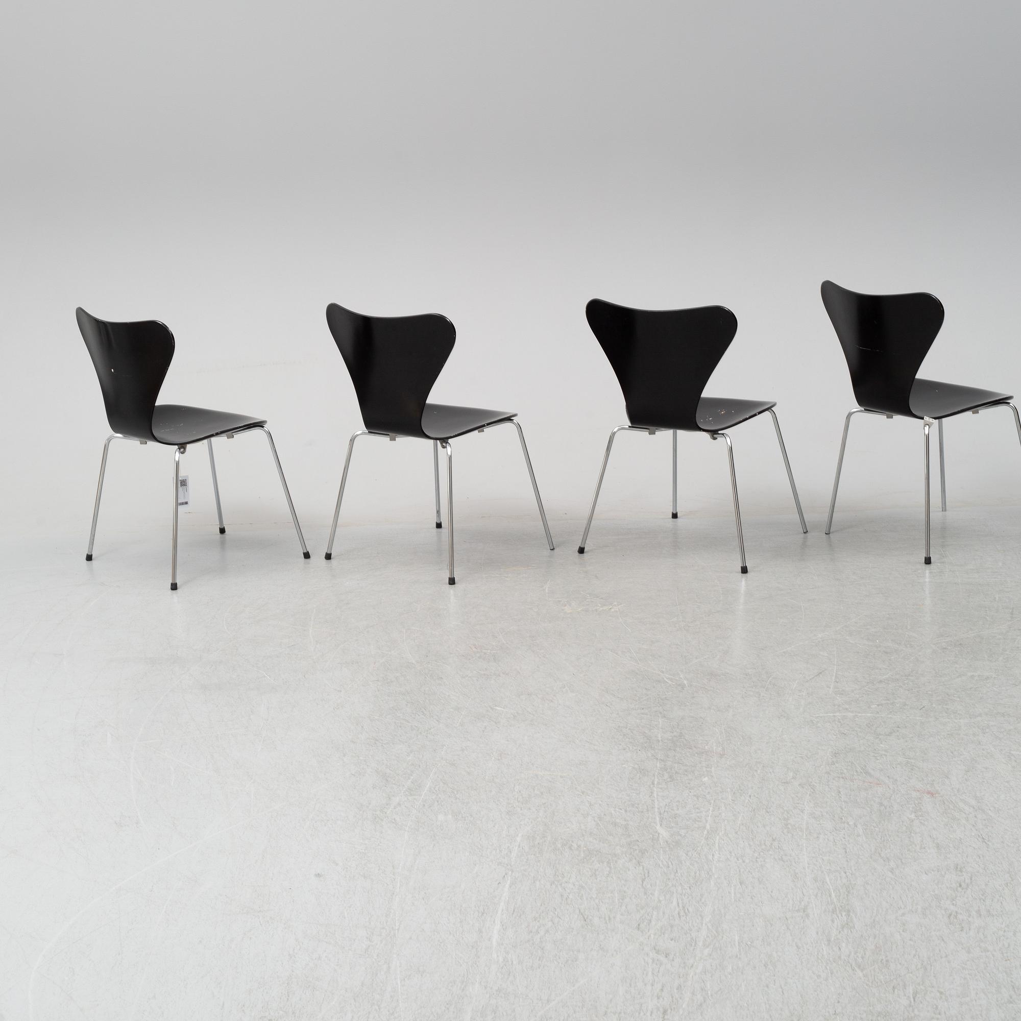 Four 'serie 7 chairs' by Arne Jacobsen for Fritz Hansen.