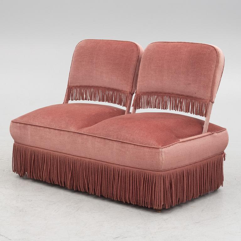 Soffa, s.k. fästmanssoffa / love seat, 1920-tal.