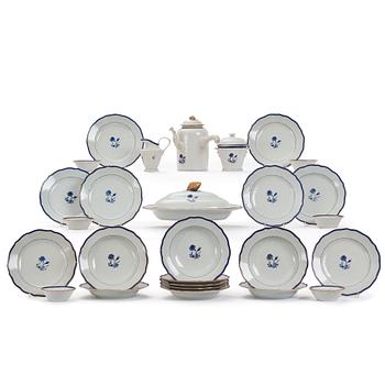 1268. A Chinese Export dinner service, Qing dynasty, Jiaqing (1796-1820). (27 pieces).